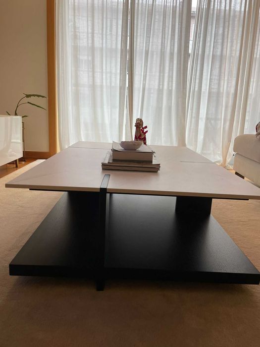 Mesa de centro folheado a carvalho escuro com tampo em dekton (Nova)