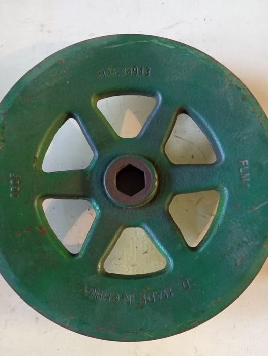 Шків привода шнека жатки HXE38943 John Deere