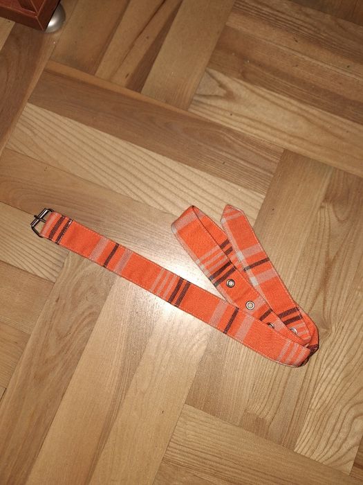 Pasek pomarańczowy w kratę