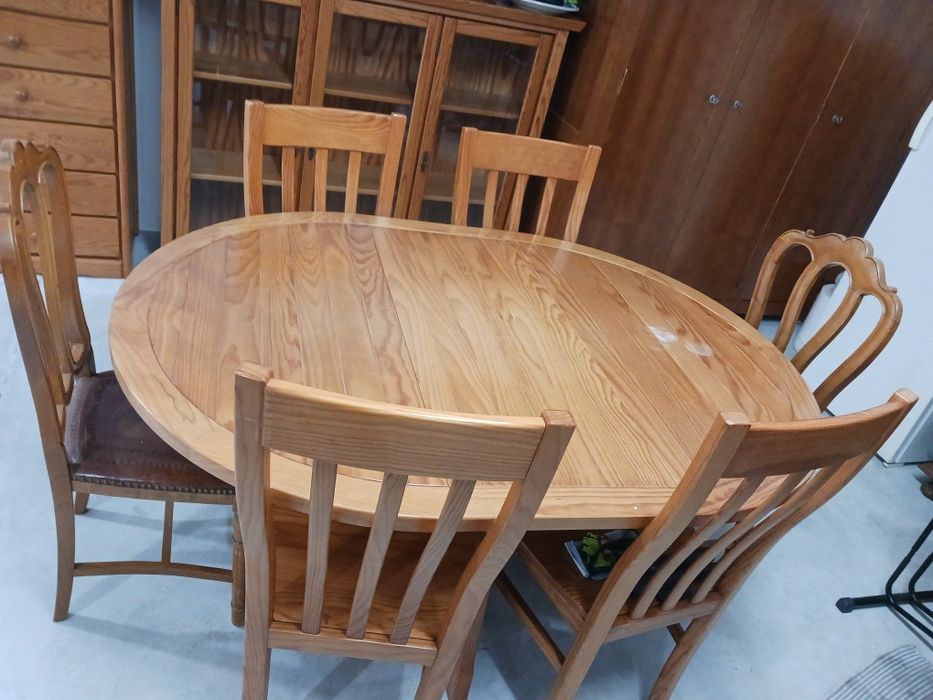 Mesa de jantar extensível com 4 cadeiras em madeira maciça