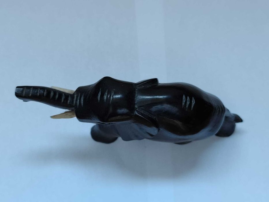 Elefante feito em pau preto3.1