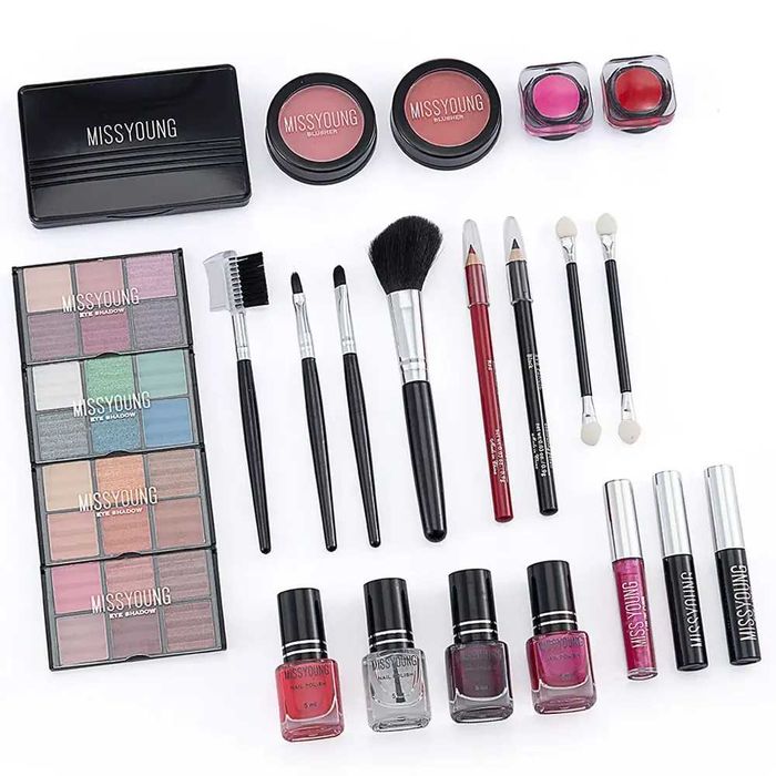 Набір жіночої косметики в подарунковому чемоданчику MC1155 Makeup set Срібний