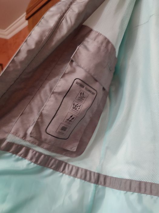 Жіноча легенька курточка, вітровка