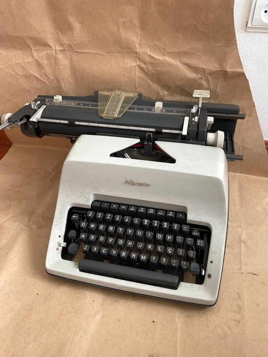 Máquina de escrever vintage antiga Olympia