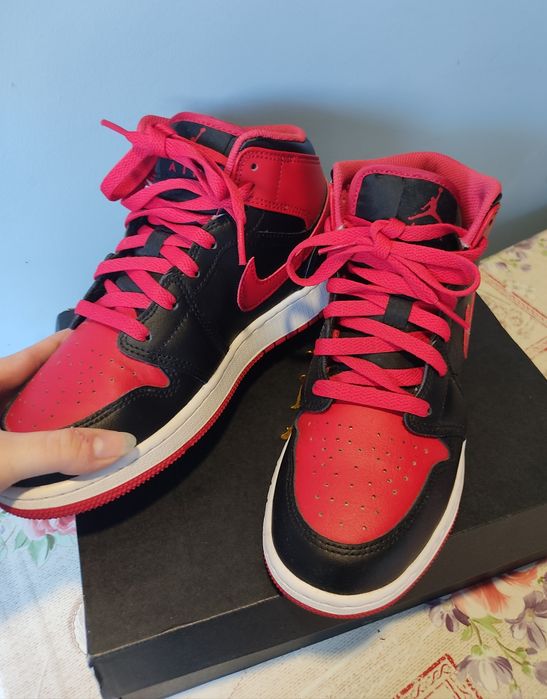 Air Jordan mid 1