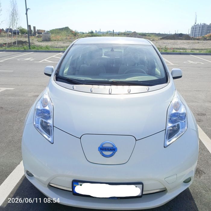 Автомобіль Nissan leaf.
