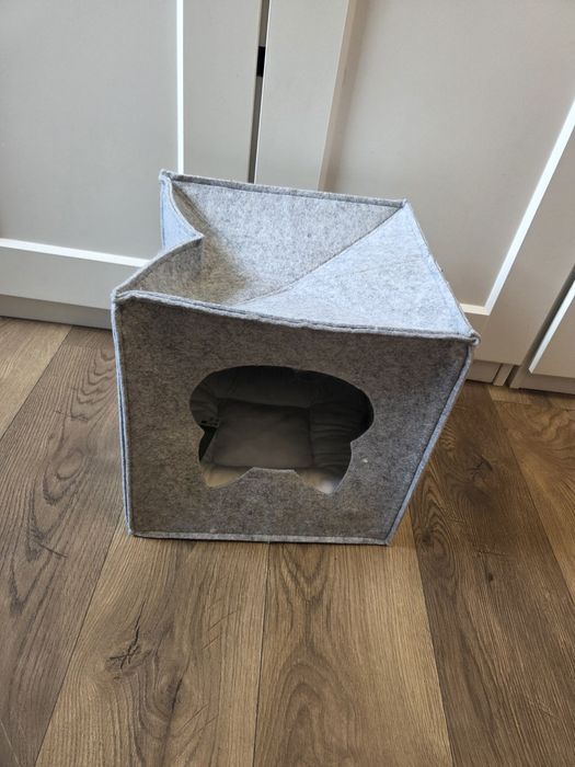 Filcowa budka dla kota do regału