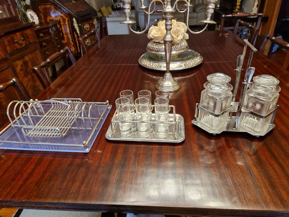 Conjunto de mesa de pequeno almoço/lanche e jantar. Casquinha inglesa.