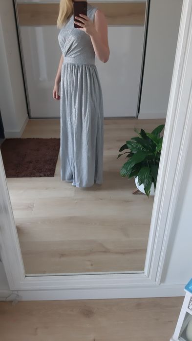 Loola EVITA srebrna - Brokatowa suknia z wyciętym dekoltem
ROZMIAR: M