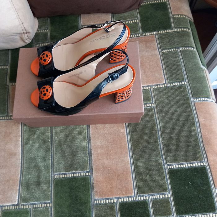 Продаю кожаные  женские босоножки