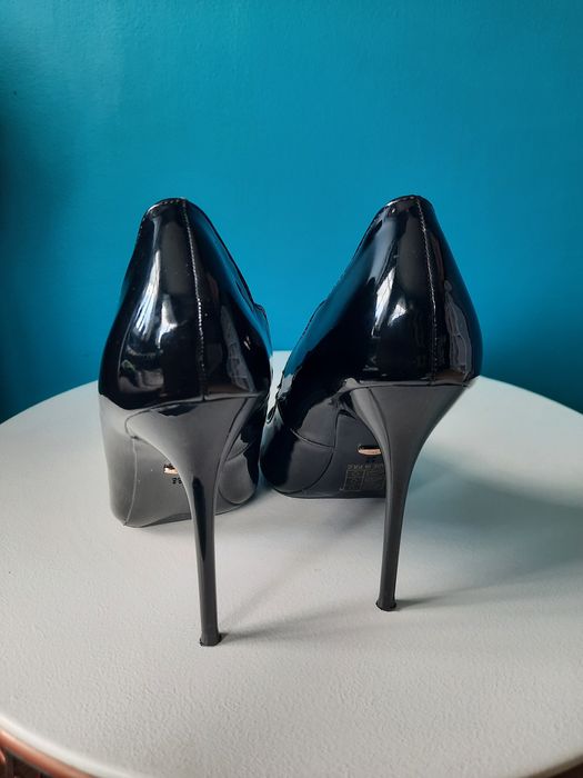 Czarne lakierowane szpilki