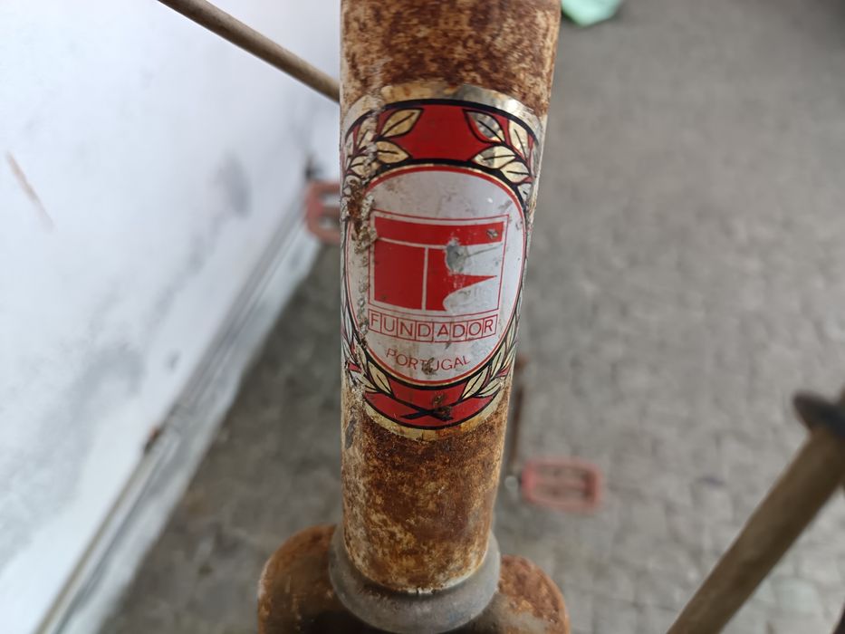 Bicicleta antiga pasteleira