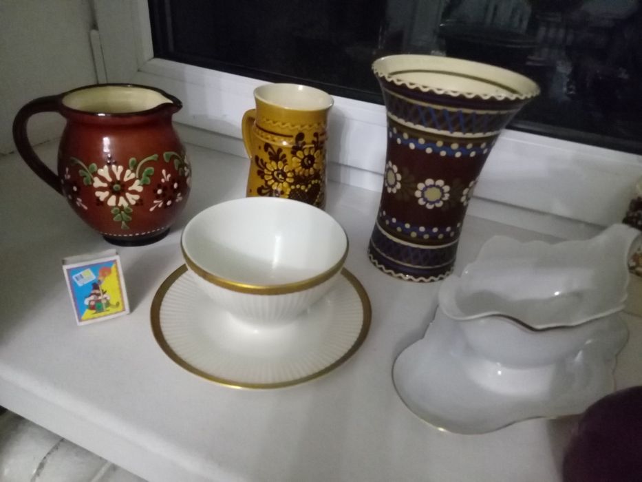 Набор красивых кувшинов и чаш.