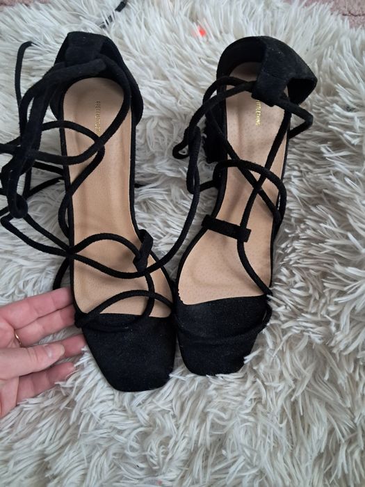 Czarne buty na obcasie wiązane gruby obcas