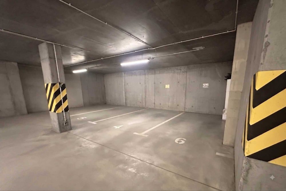 Miejsce postojowe w hali garażowej. Poznań. Błażeja. Naramowice. Parking.