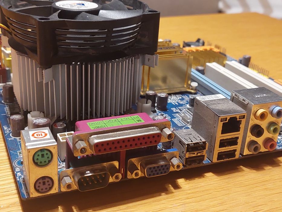 Płyta główna Gigabyte GA-945SCMX-S2 CPU Intel Core 2 Duo 2.2GHz+Gratis