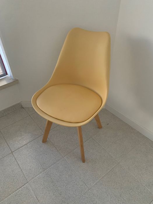 Cadeira amarela marca HomyCasa