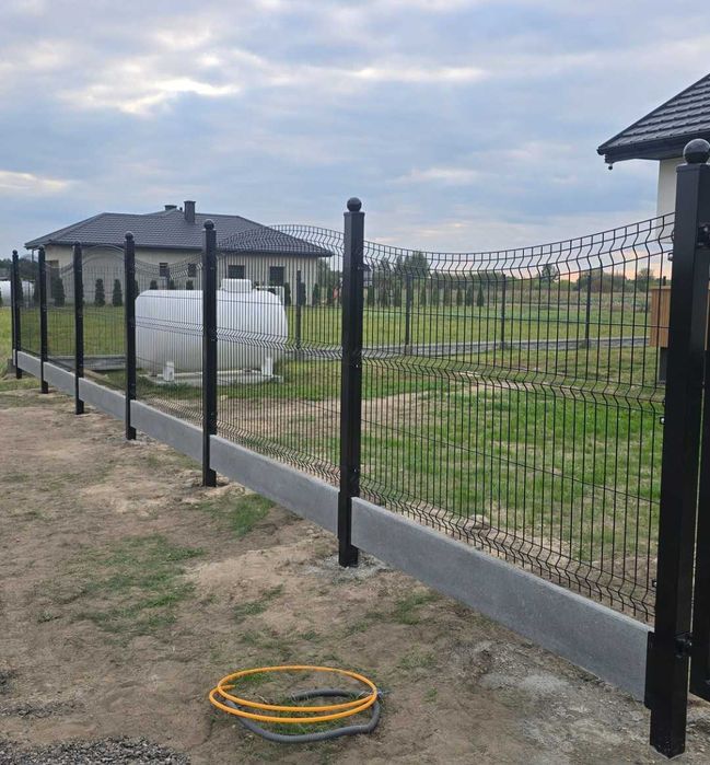 Montaż ogrodzeń panelowych - klasyczne 3D, proste 2D, typu Fala