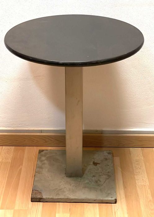 mesas antigas de café ou bar com base central de metal e tampo escuro.