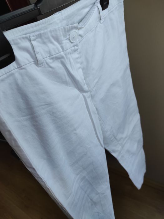 Białe letnie spodnie
