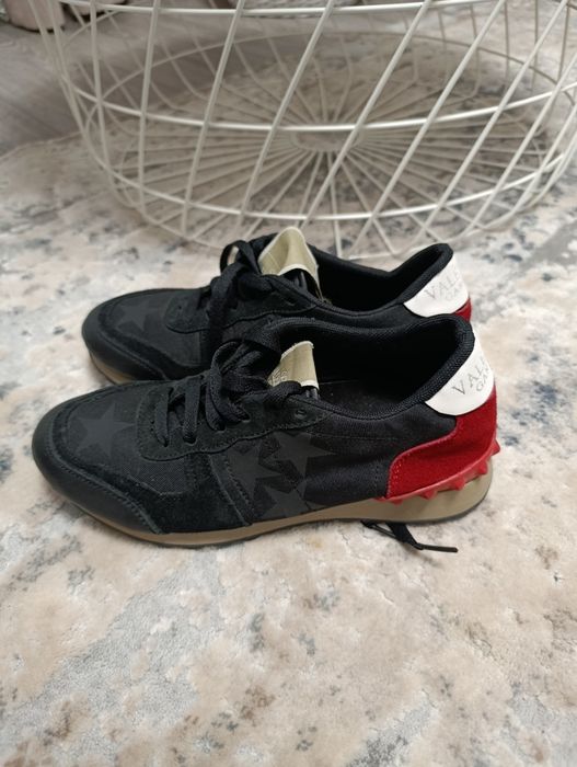 Valentino Garavani моделі Rockrunner,в розмірі 36.