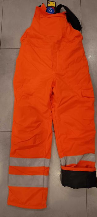 Zestaw roboczy: spodnie, buty, półmaska i kask