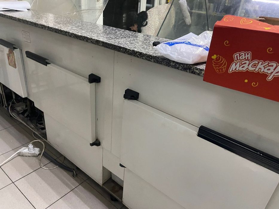 Холодильна вітрина Cold