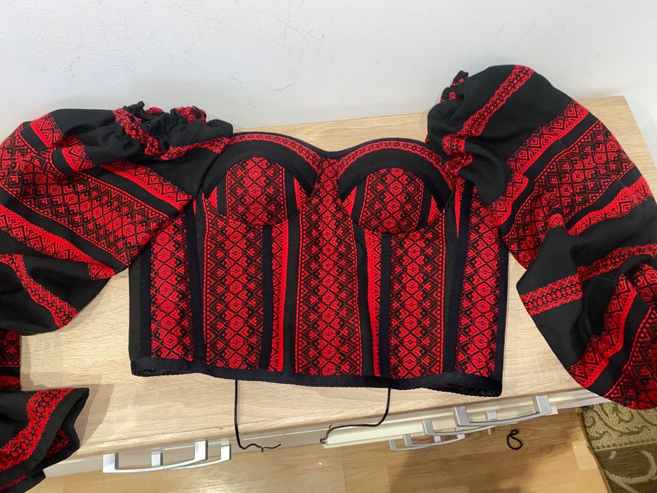 Корсет вишитий червоно-чорного кольору