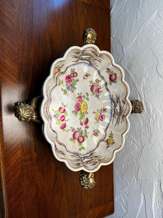 Porcelanowa patera z aniołkami. Figurki z brązu. Sygnowana, malowana