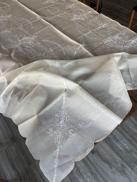 Toalha de mesa em organza com bordado, mede 270x180