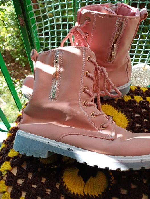 Ładne buty krótkie ponad kostkę  do łydek damskie