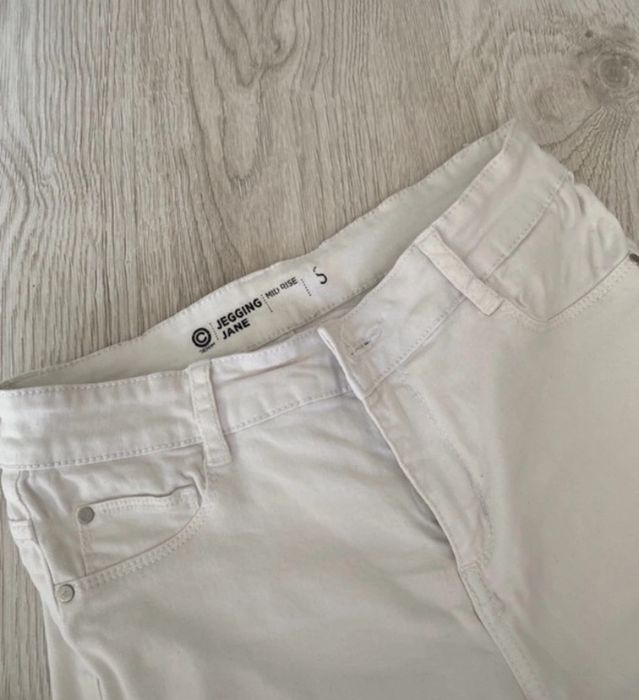 Białe spodnie skinny rurki