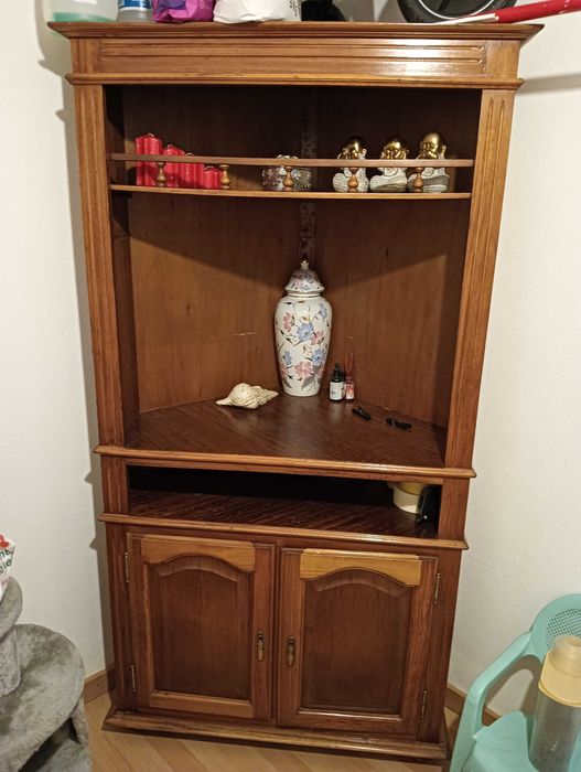 Móvel de canto em madeira