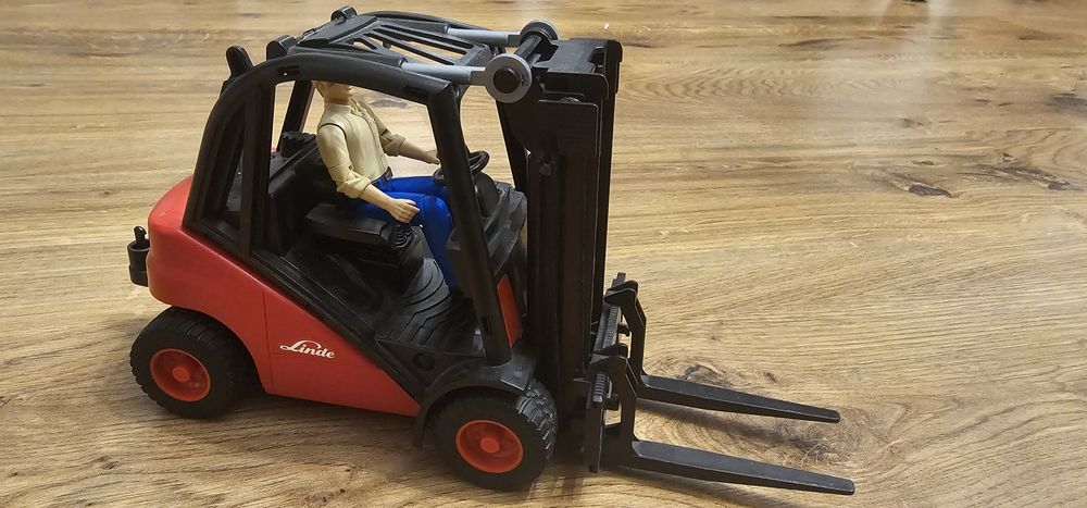 Bruder Wózek widłowy z kierowcą.