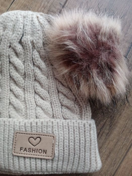 Czapka zimowa z pomponami w kolorze beżowym 1,5 roku - 3 lata