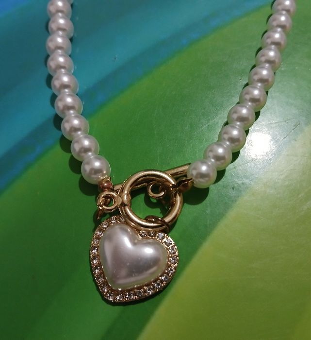Colar e pulseira de pérolas com pingente em coração