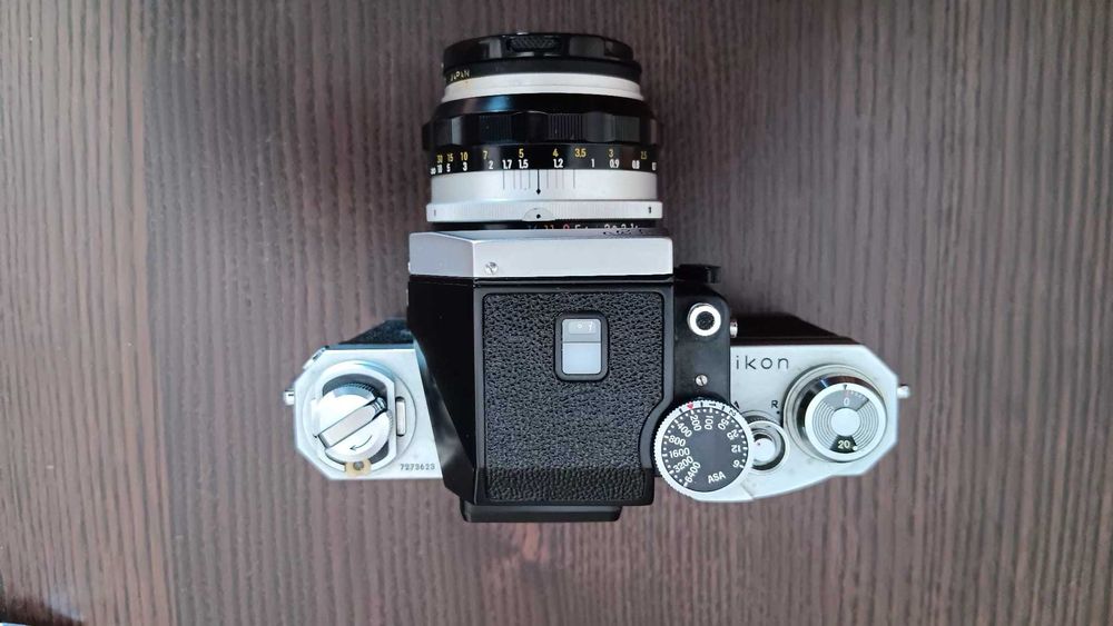 Nikon F analógica com 2 lentes