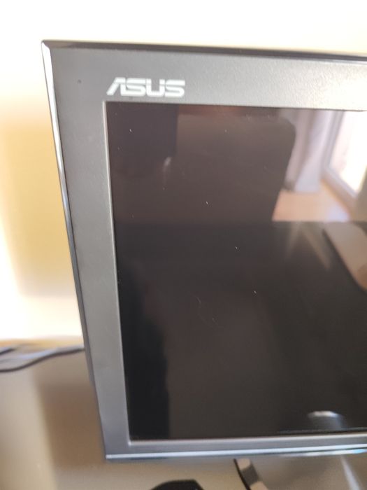 Monitor, colunas e teclado