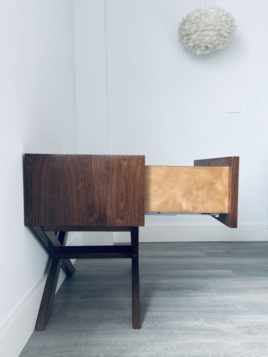 Mesas de cabeceira em nogueira