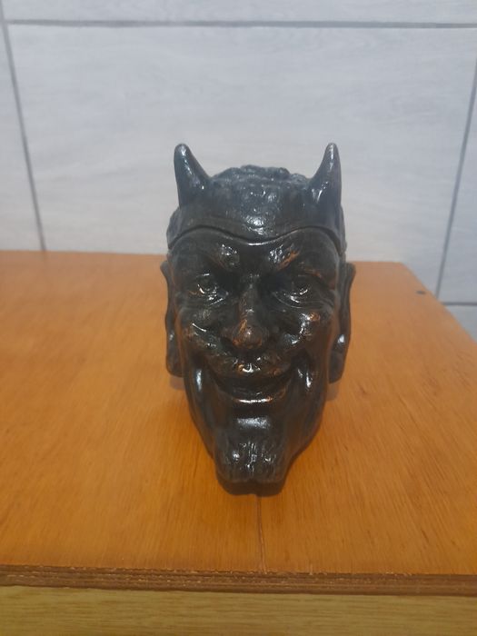 Чугуная пепельница.