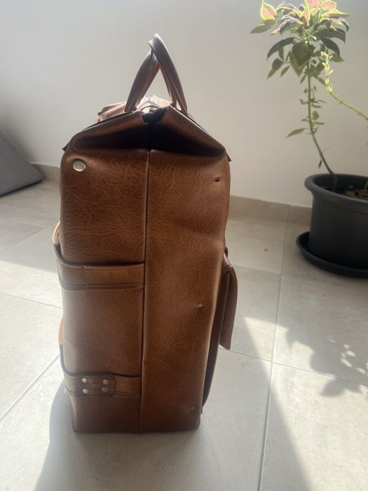 Mala de viagem antiga em pele
