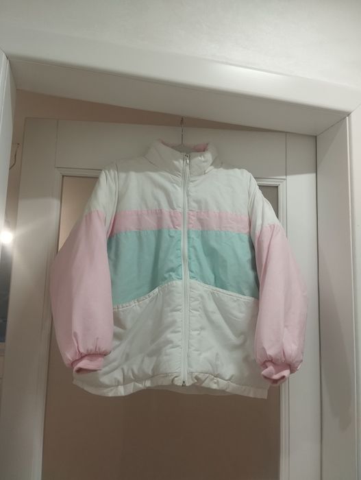 Біла куртка на дівчину