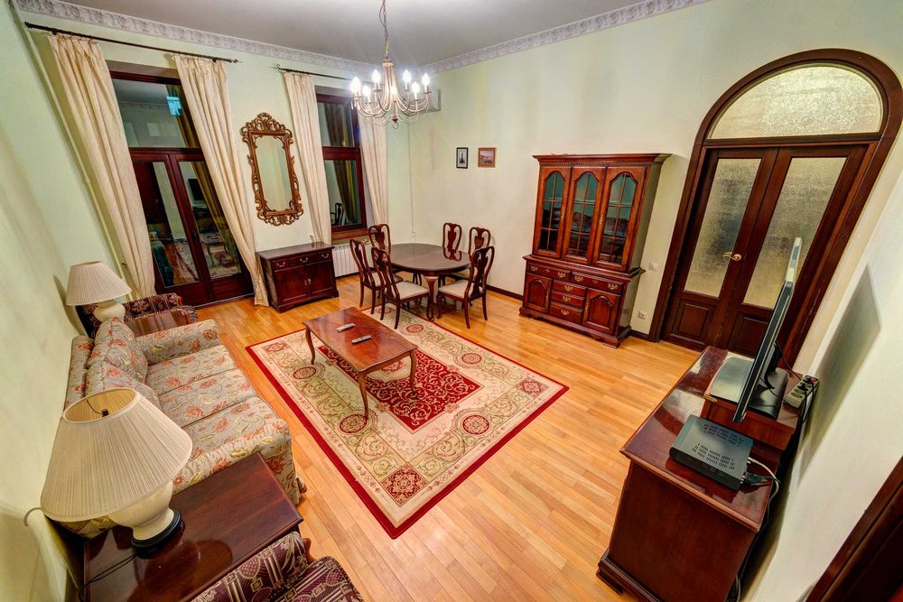 Подобова оренда 4-к квартири поруч з м. Палац Спорту (Печерський р-н)