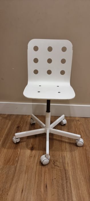 Cadeira IKEA com rodas para criança