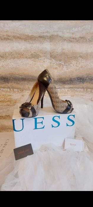 Rewelacyjne sandałki z monogramem o wyjątkowym design Marki GUESS