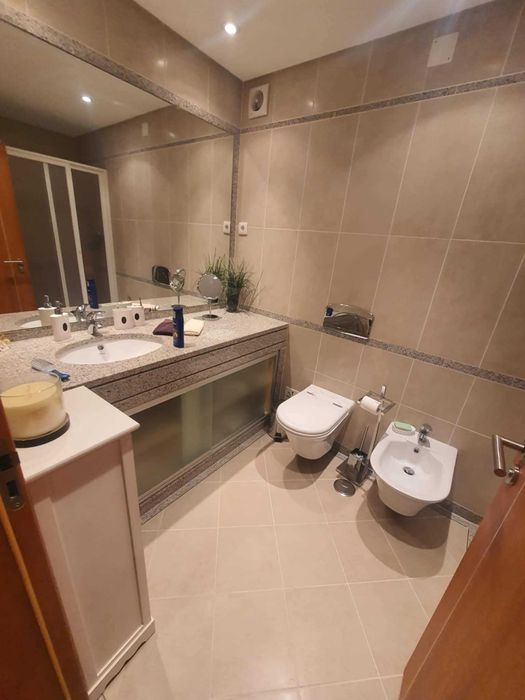 Apartamento T2 mobilado e equipado, com piscina e Box fechada completamente novo