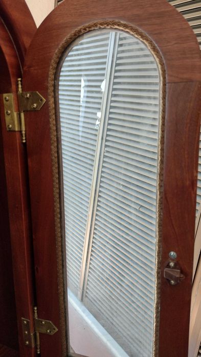 Oratório oval  em madeira de mogno, novo nunca usado