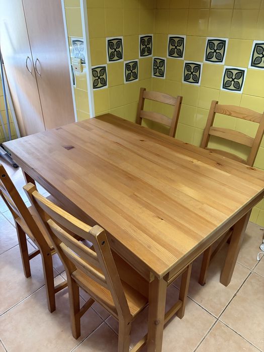 Conjunto mesa e 4 cadeiras de cozinha