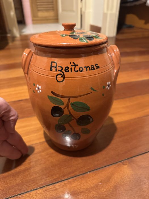Pote de Azeitonas em Barro