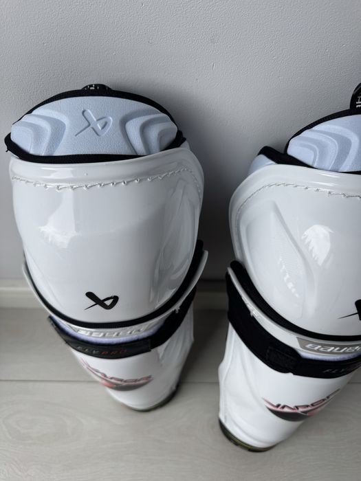 Nagolenia hokejowe Bauer fly-pro